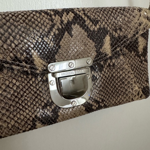 MICHAEL KORS FAUX SNAKE SKIN CLUTCH - Picture 8 of 8
